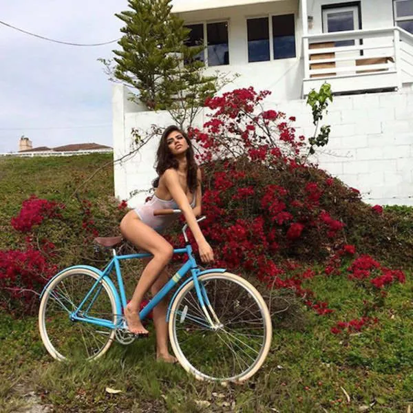 Sexy girls sur les bicyclettes