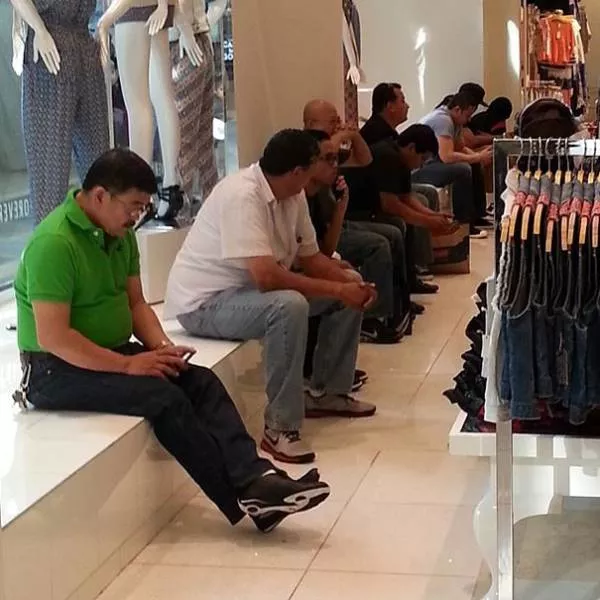 Entraines par leurs femmes a faire du shopping
