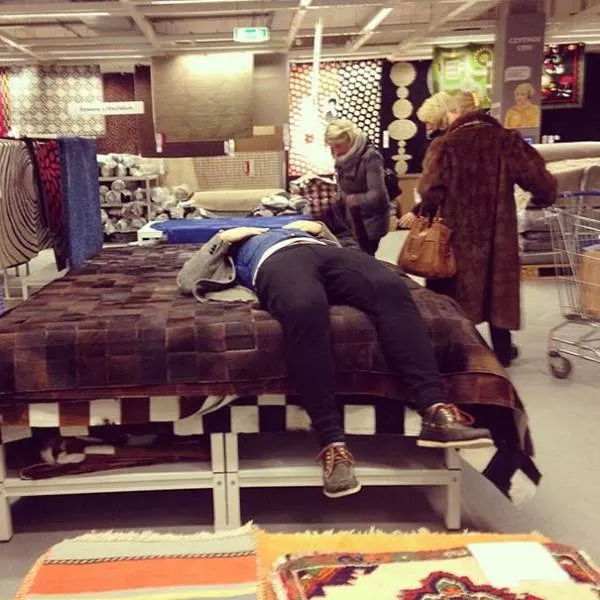Entraines par leurs femmes a faire du shopping