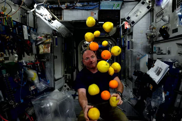 The best photos of the space taken by astronaut scott kelly - #4 
