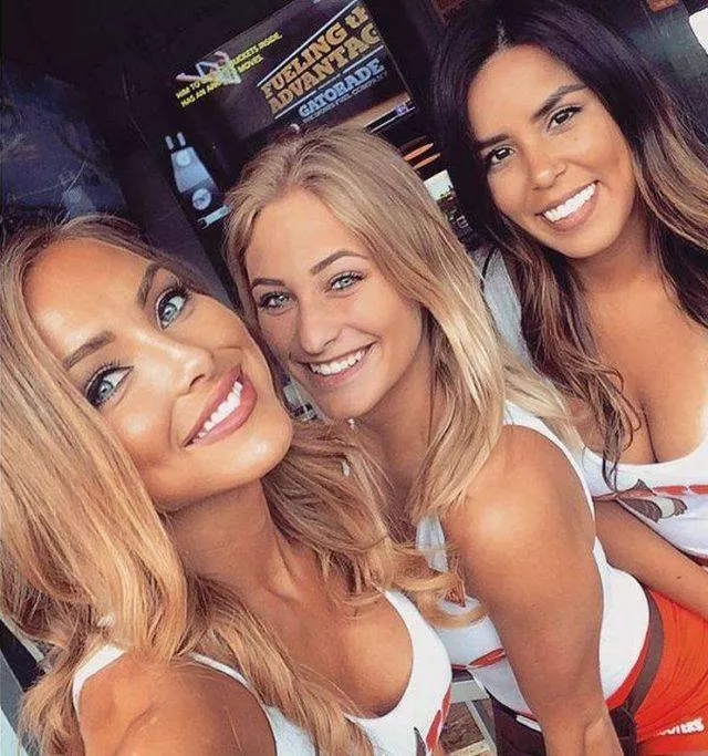 Hooters girls - #25 