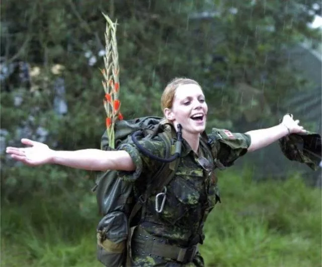 Regard tueur des filles militaires - #14 