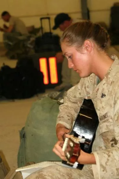 Regard tueur des filles militaires - #23 Regard tueur des filles militaires - #23