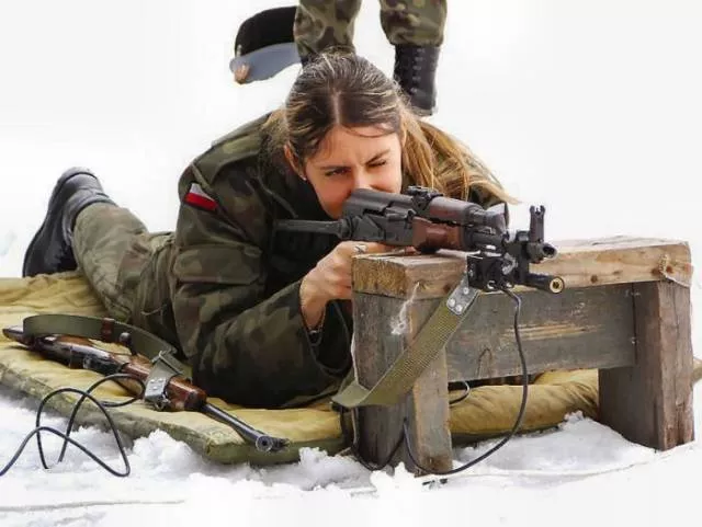 Regard tueur des filles militaires - #25 Regard tueur des filles militaires - #25