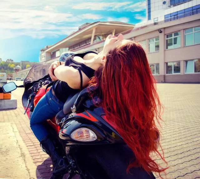 Des superbes filles et des motos qui a t il de plus sexy 
