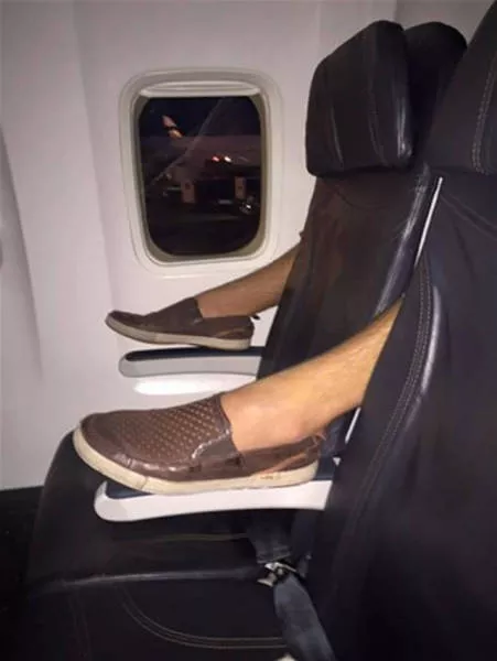 The worst embarrassing situations while traveling - #5 