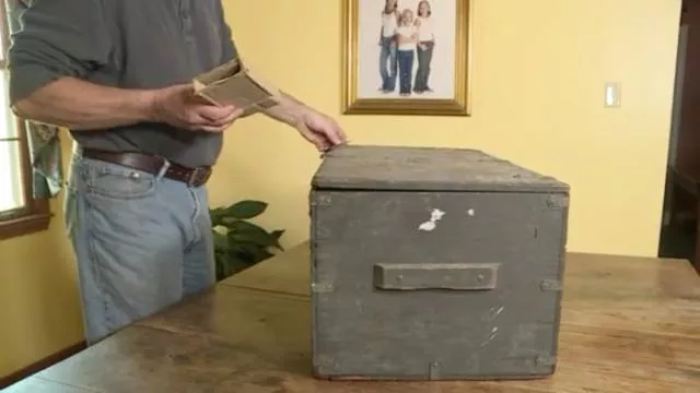 Decouvrez ce quil a trouver dans cette ancienne boite