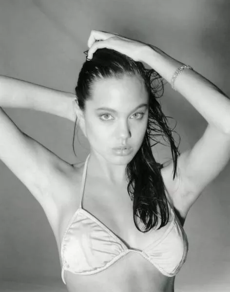 Decouvrez la premiere seance de photos dangelina jolie quand elle a presque 15 ans - #12 