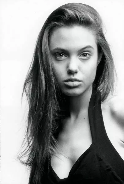 Decouvrez la premiere seance de photos dangelina jolie quand elle a presque 15 ans - #15 