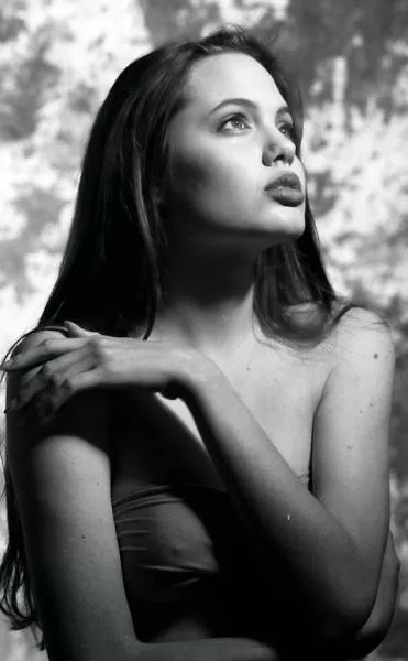 Decouvrez la premiere seance de photos dangelina jolie quand elle a presque 15 ans - #25 