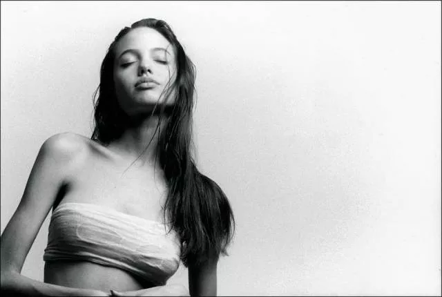 Decouvrez la premiere seance de photos dangelina jolie quand elle a presque 15 ans - #3 