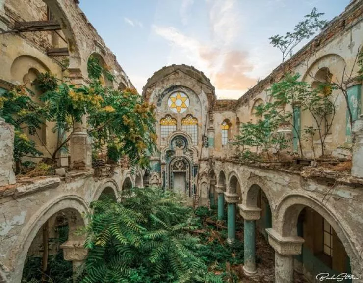 Top 20 des places abandonnes - #20 Synagoge