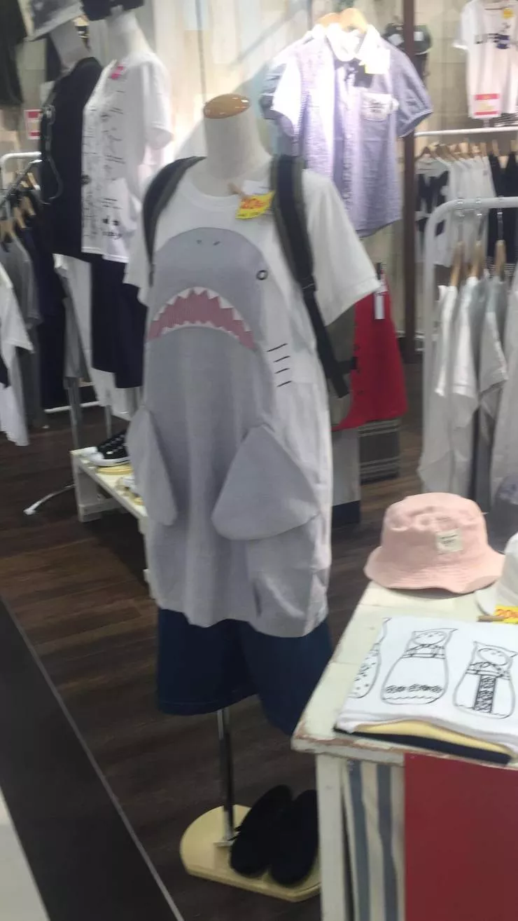 Vetements trop avances - #13 T-shirt requin