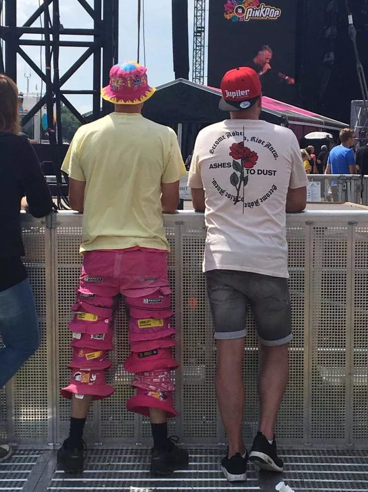 Vetements trop avances - #9 Toujours avec ces chapeaux du festival des années précédentes