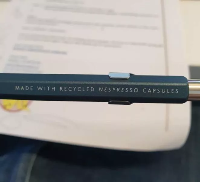 Ils pensent a la nature - #18 Stylo fabriqué avec des capsules de café recyclées Ils pensent a la nature - #18 Stylo fabriqué avec des capsules de café recyclées