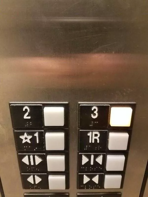 Objets non connues - #18 L'une est pour la porte d'entrée et l'autre pour la porte arrière. Le premier étage a 2 portes – comme en témoignent les étages 1 et 1R.