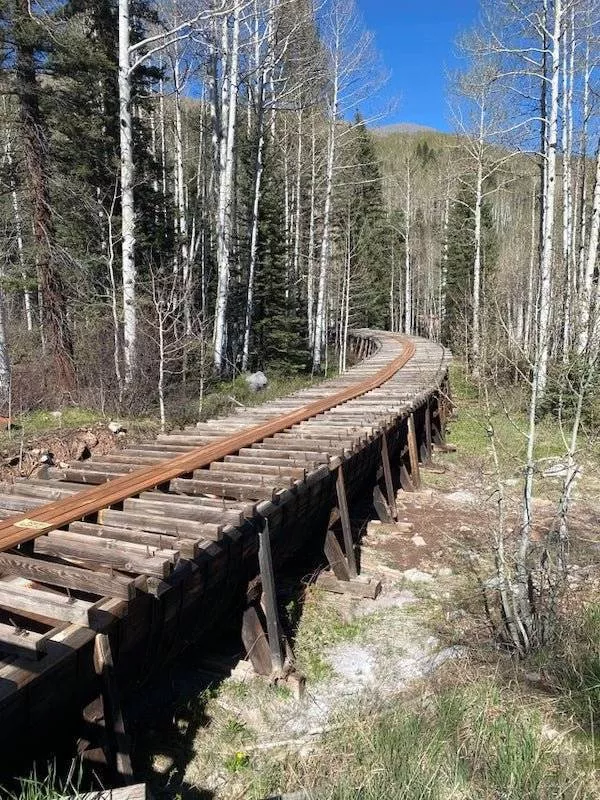 Objets non connues - #5 Ce canal supporté par du bois transporte l'eau du ruisseau Cascade jusqu'à environ 15 milles en aval, dans le lac Electra.