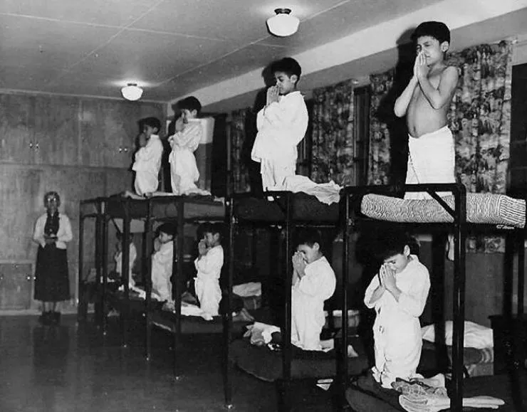 Des anciennes photos tres touchants - #31 Des enfants autochtones forcés de prier Dieu dans un pensionnat 1970