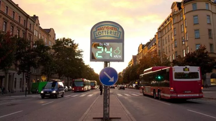Des choses fascinantes que vous ne connaissiez pas - #10 La loterie des radars à Stockholm, en Suède. Conduisez à ou sous la limite de vitesse et vous serez inscrit à une loterie où le prix provient des amendes que les excès de vitesse paient. Vitesse moyenne réduite de 32 km/h à 25 km/h h