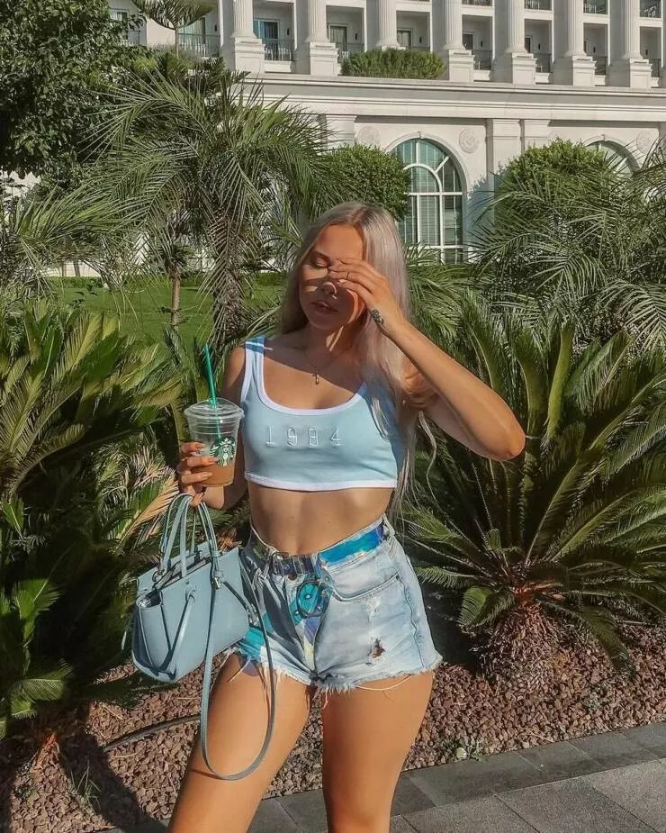 Sexy fille avec des short tres courtes - #34 