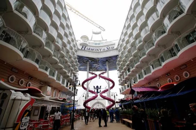 Le plus grand navire de passagers pret a braver les mers - #6 