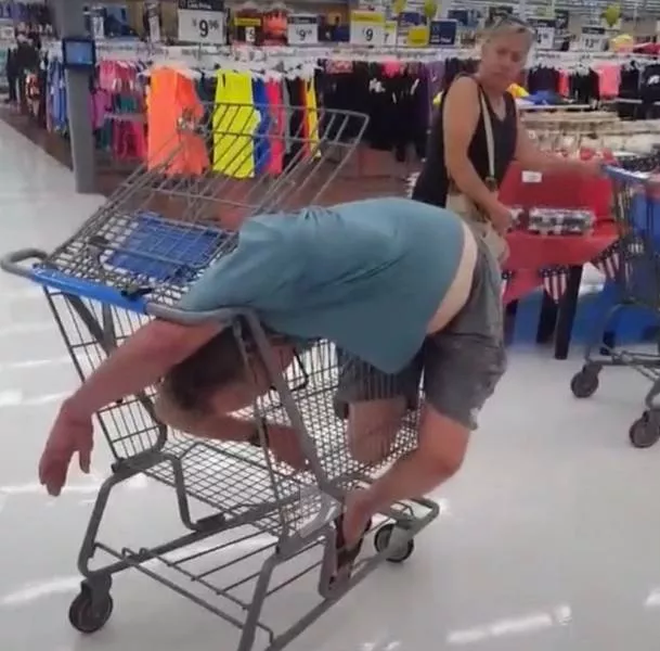 Shocking images taken in walmart stores - #11 