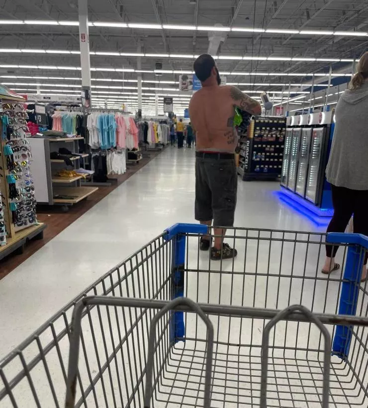 Shocking images taken in walmart stores - #34 