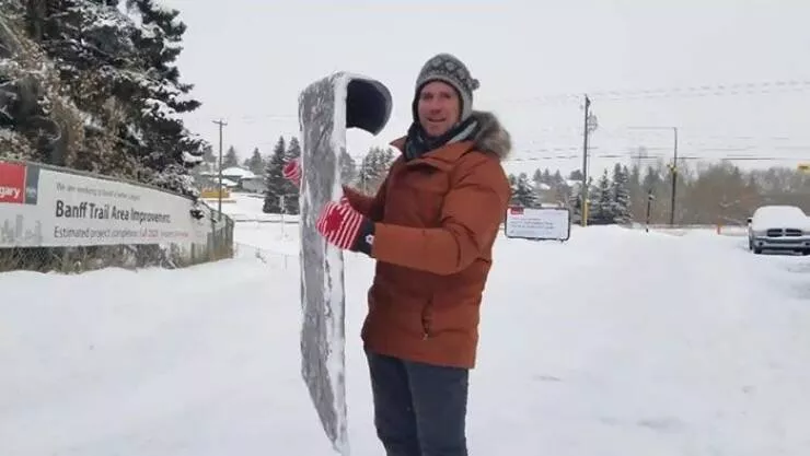 Gel hivernal les canadiens partagent des instantanes glaciaux de lhiver - #1 Il fait assez froid aujourd'hui à Calgary pour que j'utilise une serviette gelée comme luge