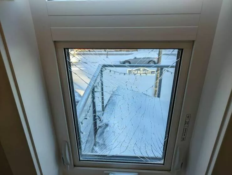 Gel hivernal les canadiens partagent des instantanes glaciaux de lhiver - #18 La maison et les véhicules ont bien résisté au froid jusqu'à ce matin... j'ai littéralement cru que c'était un coup de feu