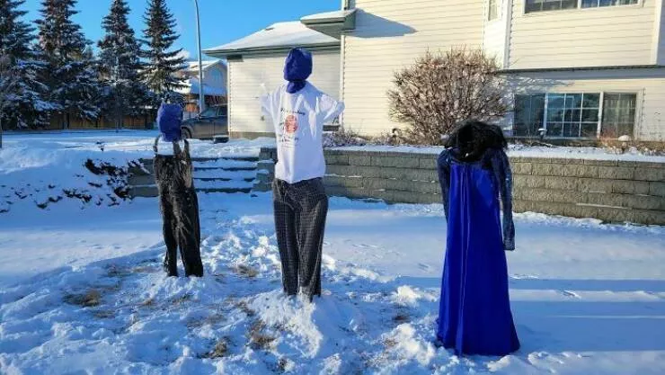 Gel hivernal les canadiens partagent des instantanes glaciaux de lhiver - #3 Vêtements laissés dehors à Calgary, Alberta, Canada