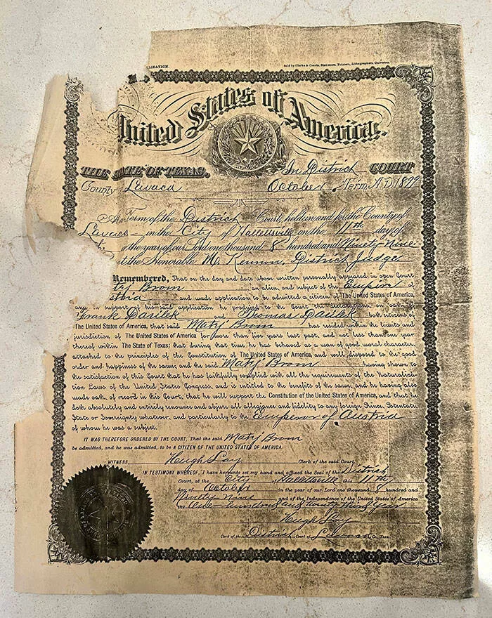 Decouvertes surprenantes a la maison des tresors inattendus qui ont etonne les residents - #17 J'ai trouvé le certificat de citoyenneté américaine de mon arrière-arrière-grand-père datant de 1899, où il a renoncé à son allégeance à l'empereur d'Autriche Decouvertes surprenantes a la maison des tresors inattendus qui ont etonne les residents - #17 J'ai trouvé le certificat de citoyenneté américaine de mon arrière-arrière-grand-père datant de 1899, où il a renoncé à son allégeance à l'empereur d'Autriche