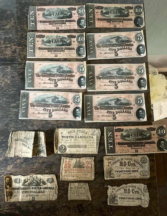 Decouvertes surprenantes a la maison des tresors inattendus qui ont etonne les residents - #20 J'ai trouvé ces empilées dans un tiroir secret de ma maison de 1885 Decouvertes surprenantes a la maison des tresors inattendus qui ont etonne les residents - #20 J'ai trouvé ces empilées dans un tiroir secret de ma maison de 1885