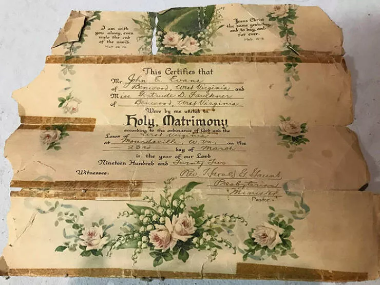 Decouvertes surprenantes a la maison des tresors inattendus qui ont etonne les residents - #21 En remplaçant un mur dans ma cave, j'ai trouvé un certificat de mariage vieux de 100 ans