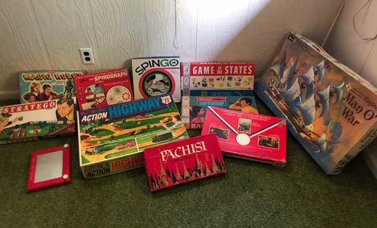 Decouvertes surprenantes a la maison des tresors inattendus qui ont etonne les residents - #23 Des jeux de société vintage que j'ai trouvés dans le grenier de ma nouvelle maison, construite dans les années 70