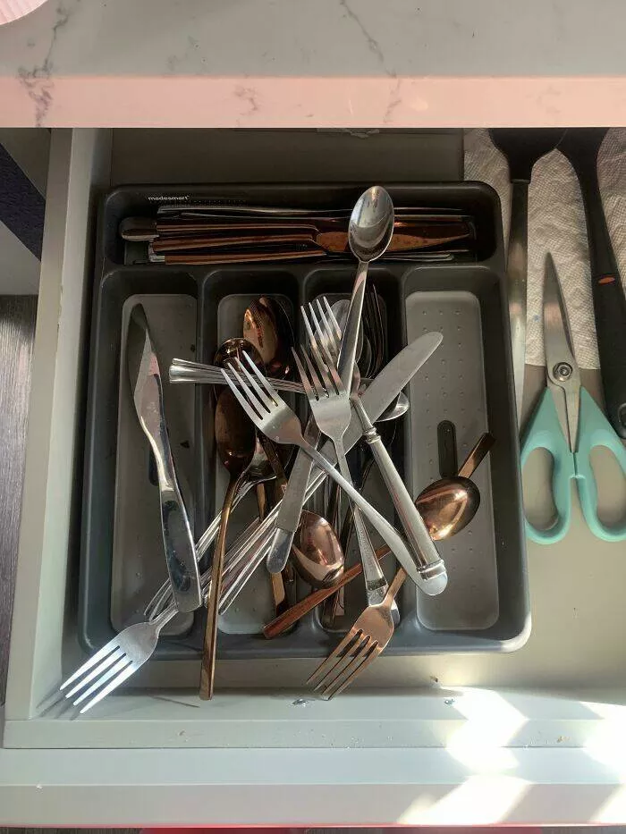Frustration unleashed partners hilariously incompetent moments go viral - #28 Husband Attempted to Arrange the Silverware