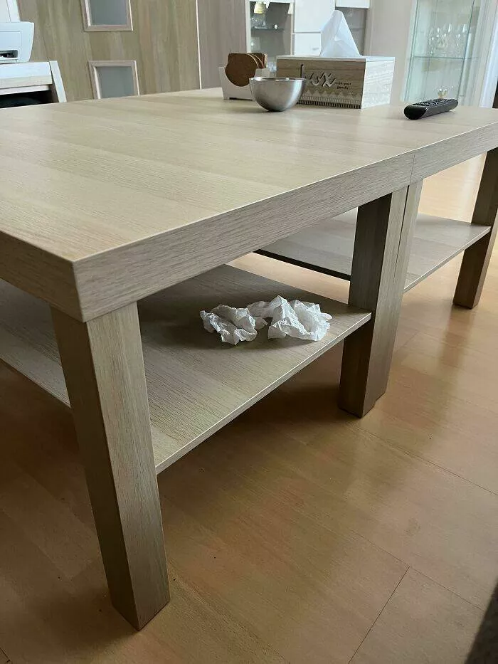Liberation de frustration les moments hilarants dincompetence des partenaires deviennent viraux - #38 Le copain de ma mère laisse des mouchoirs sales sous une table dans le salon