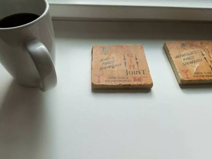 Liberation de frustration les moments hilarants dincompetence des partenaires deviennent viraux - #45 Mon mari place sa tasse à café à côté de 2 dessous-de-verre vides Liberation de frustration les moments hilarants dincompetence des partenaires deviennent viraux - #45 Mon mari place sa tasse à café à côté de 2 dessous-de-verre vides