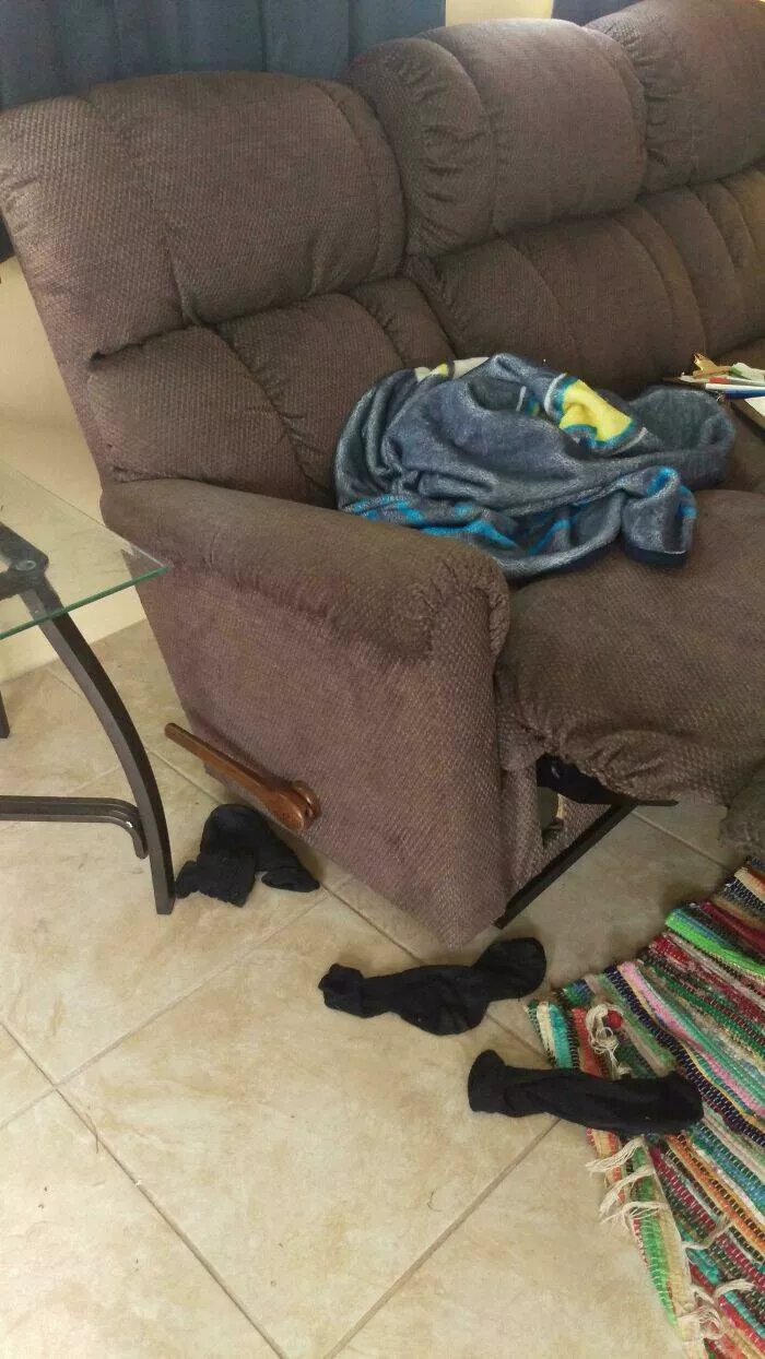 Liberation de frustration les moments hilarants dincompetence des partenaires deviennent viraux - #49 Mon copain enlève toujours ses chaussettes lorsqu'il s'assoit sur le canapé et les laisse là Liberation de frustration les moments hilarants dincompetence des partenaires deviennent viraux - #49 Mon copain enlève toujours ses chaussettes lorsqu'il s'assoit sur le canapé et les laisse là