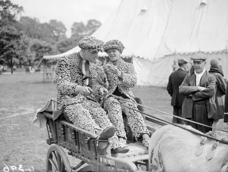Emerveillements visuels une collection de photos vraiment fascinantes - #19 Apparemment, à l'époque, les vendeurs de cacahuètes portaient des costumes avec une tonne de cacahuètes cousues dessus
