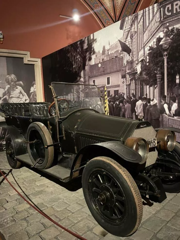 Emerveillements visuels une collection de photos vraiment fascinantes - #3 Voici la voiture dans laquelle François-Ferdinand se trouvait lors de l'attentat