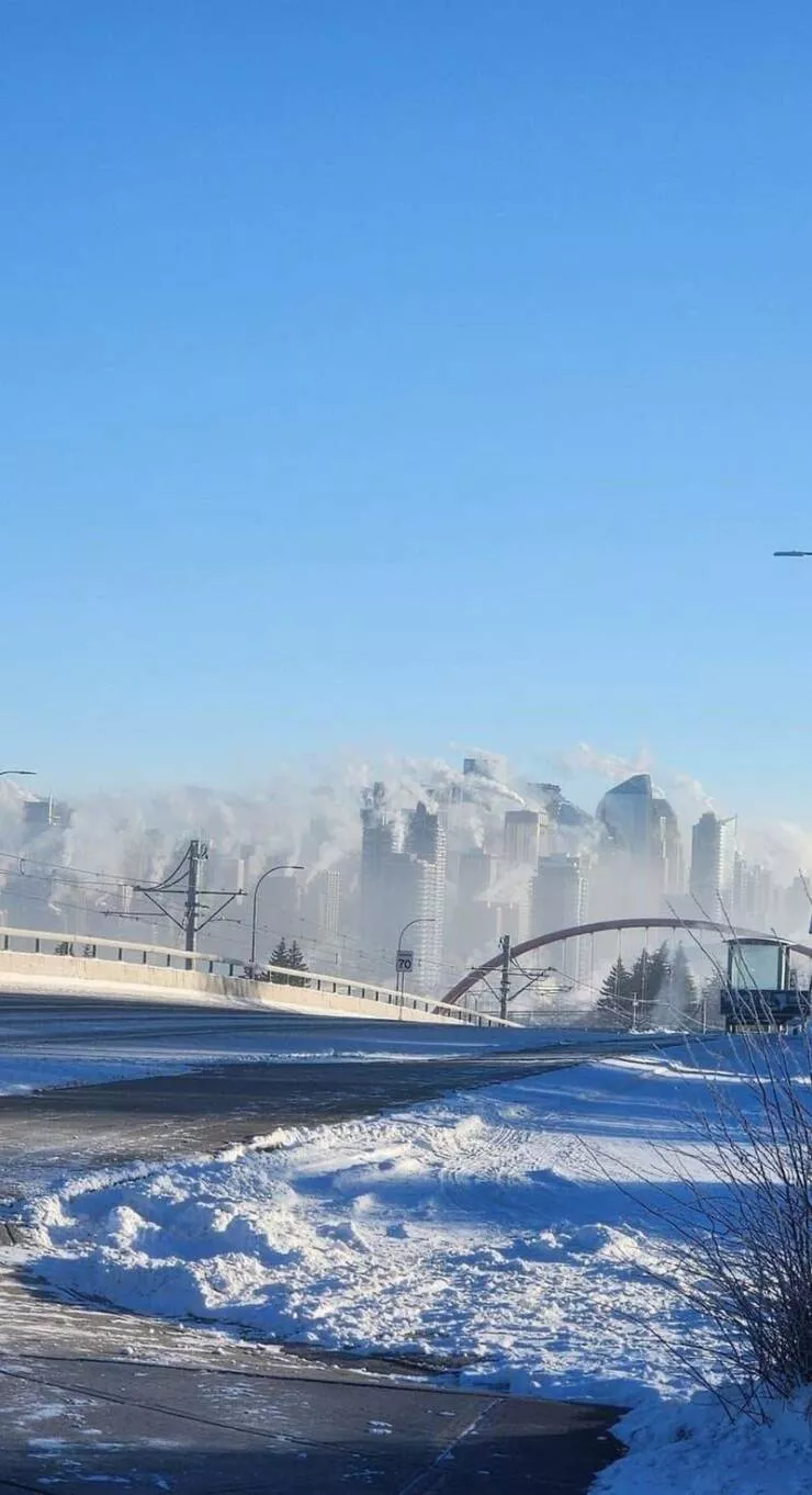 Emerveillements visuels une collection de photos vraiment fascinantes - #7 Il faisait tellement froid à Calgary, en Alberta, la semaine dernière que toute la ville semblait fumer