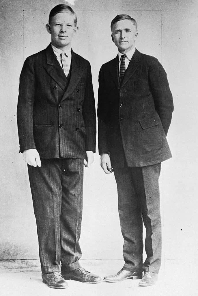 Visual marvels explore a collection of truly fascinating pictures - #9 Here's what Robert Wadlow, the tallest man ever, looked like at the age of 10