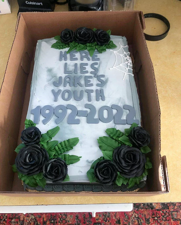 Reines de la comedie complices du rire petites amies et epouses hilarantes - #7 J'ai dit à mon fiancé que je lui avais fait le gâteau d'anniversaire parfait pour ses 30 ans. Il ne s'attendait pas à ça