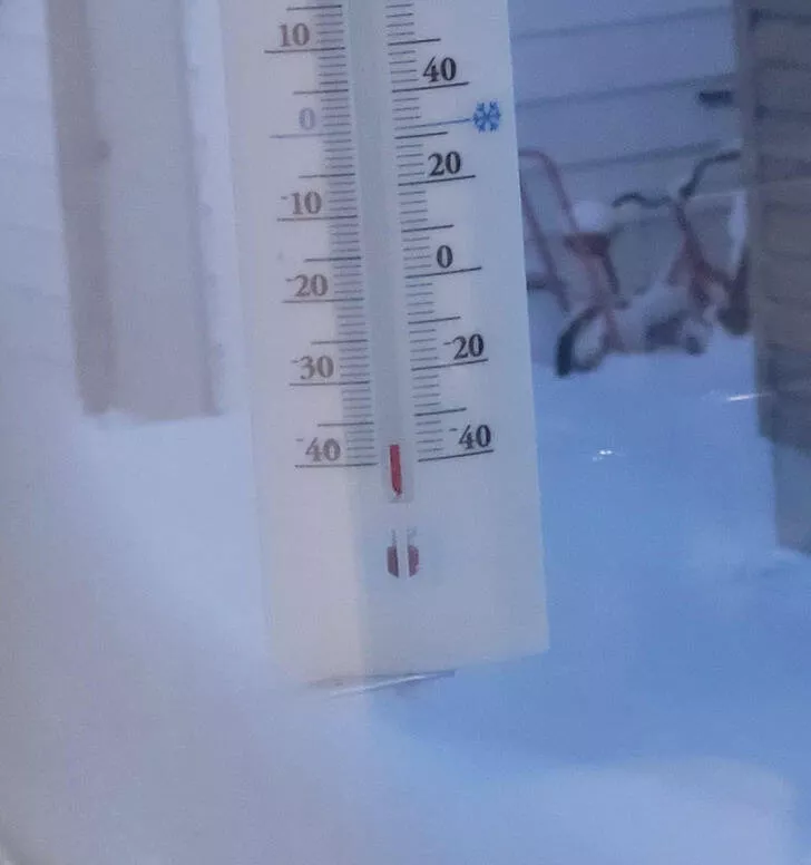 Astonishing discoveries wide eyed moments - #1 Mon thermomètre a atteint son niveau le plus bas. La température actuelle indique 44°C (-47°F).