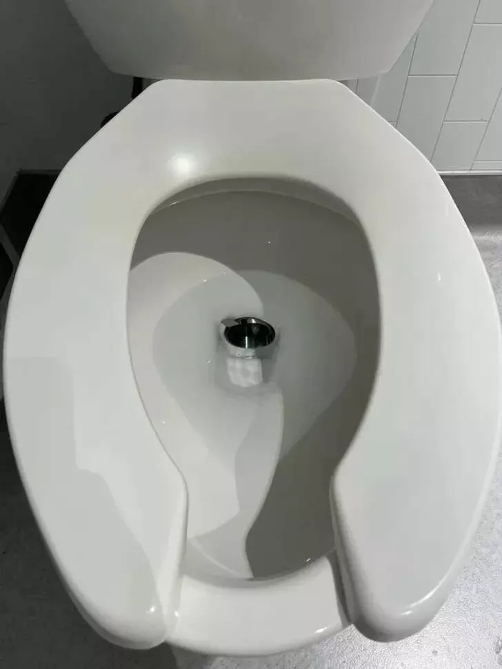 Astonishing discoveries wide eyed moments - #17 Les toilettes dans le cabinet de mon médecin ont un tube métallique en bas.