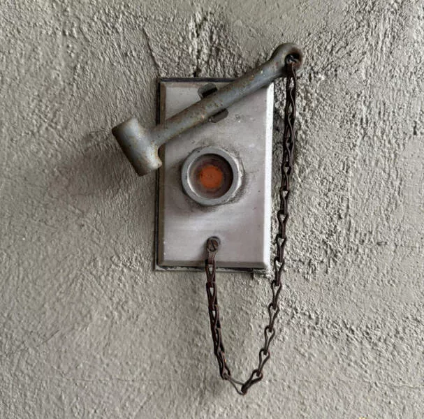 Astonishing discoveries wide eyed moments - #24 Un petit marteau et un bouton séduisant sans explication dans mon immeuble historique.