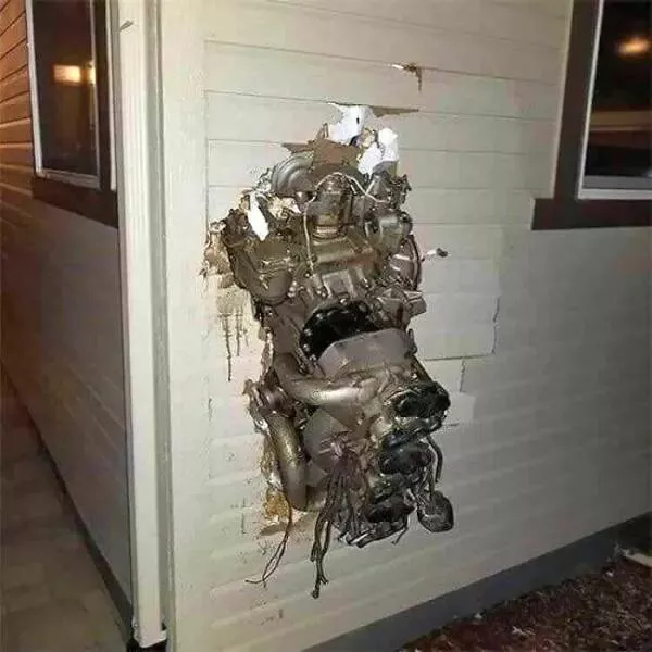 Facteur frisson capture images qui hantent limagination - #10 Quand vous découvrez un moteur d'avion encastré dans le mur de votre maison après avoir entendu un bruit.