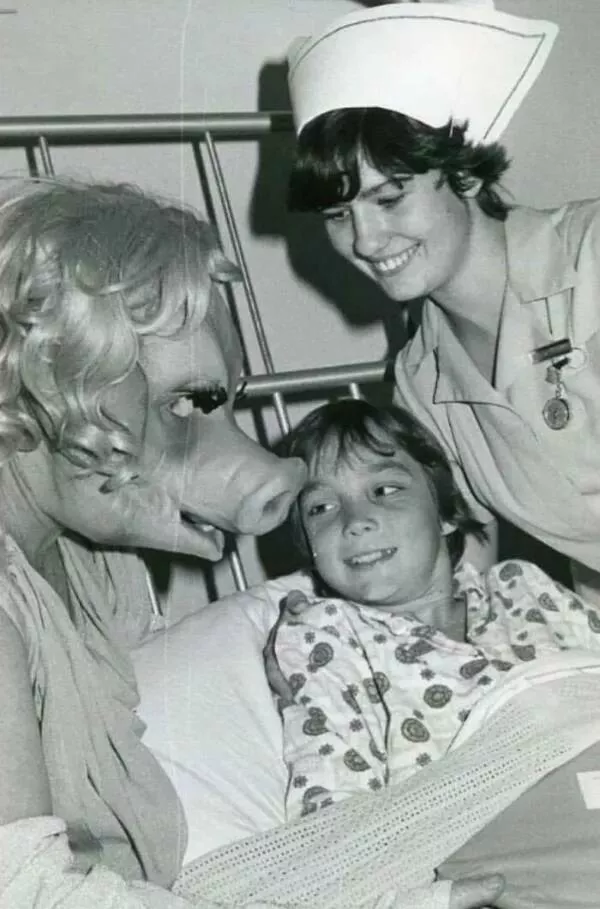 Facteur frisson capture images qui hantent limagination - #12 Miss Piggy du Muppet Show fait une apparition spéciale dans un hôpital pour enfants.