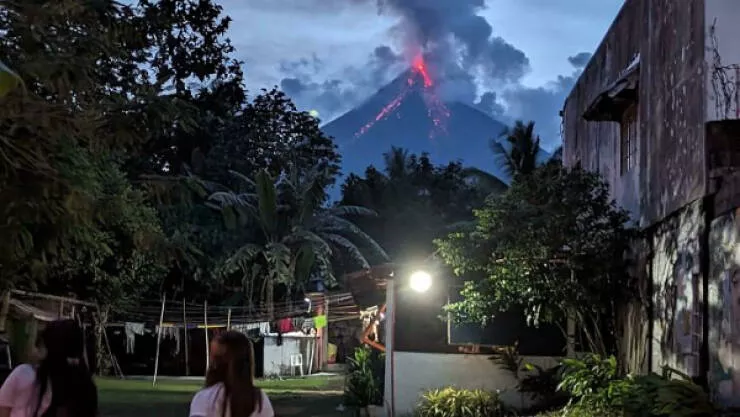 Facteur frisson capture images qui hantent limagination - #2 Volcan actif déversant de la lave près du complexe où nous séjournons.