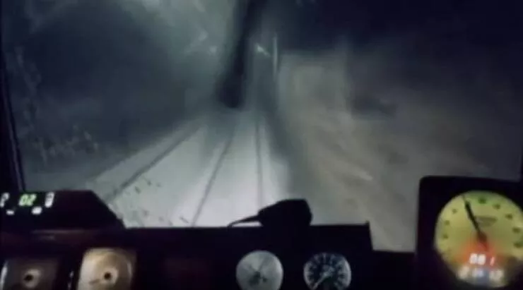 Facteur frisson capture images qui hantent limagination - #21 Voici à quoi ressemble la vue d'un conducteur de train la nuit. Facteur frisson capture images qui hantent limagination - #21 Voici à quoi ressemble la vue d'un conducteur de train la nuit.